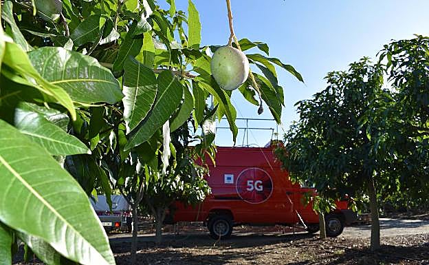 Unidad móvil de 5G en el campo. 