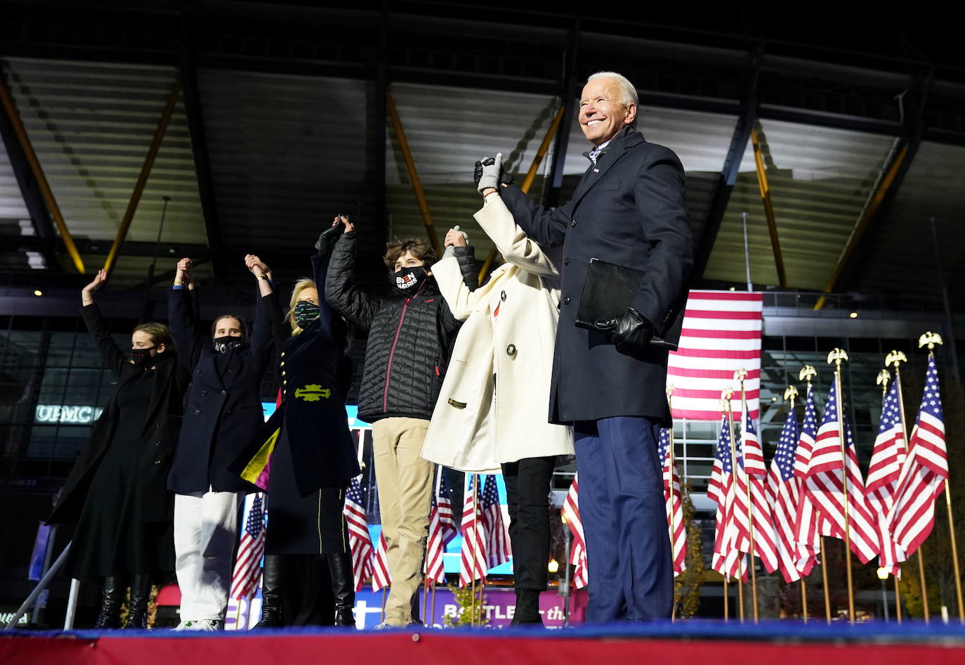 El candidato demócrata a la presidencia de Estados Unidos y exvicepresidente Joe Biden está con su familia en el escenario durante un mitin de campaña en el Heinz Field en Pittsburgh, Pensilvania, EE. UU.