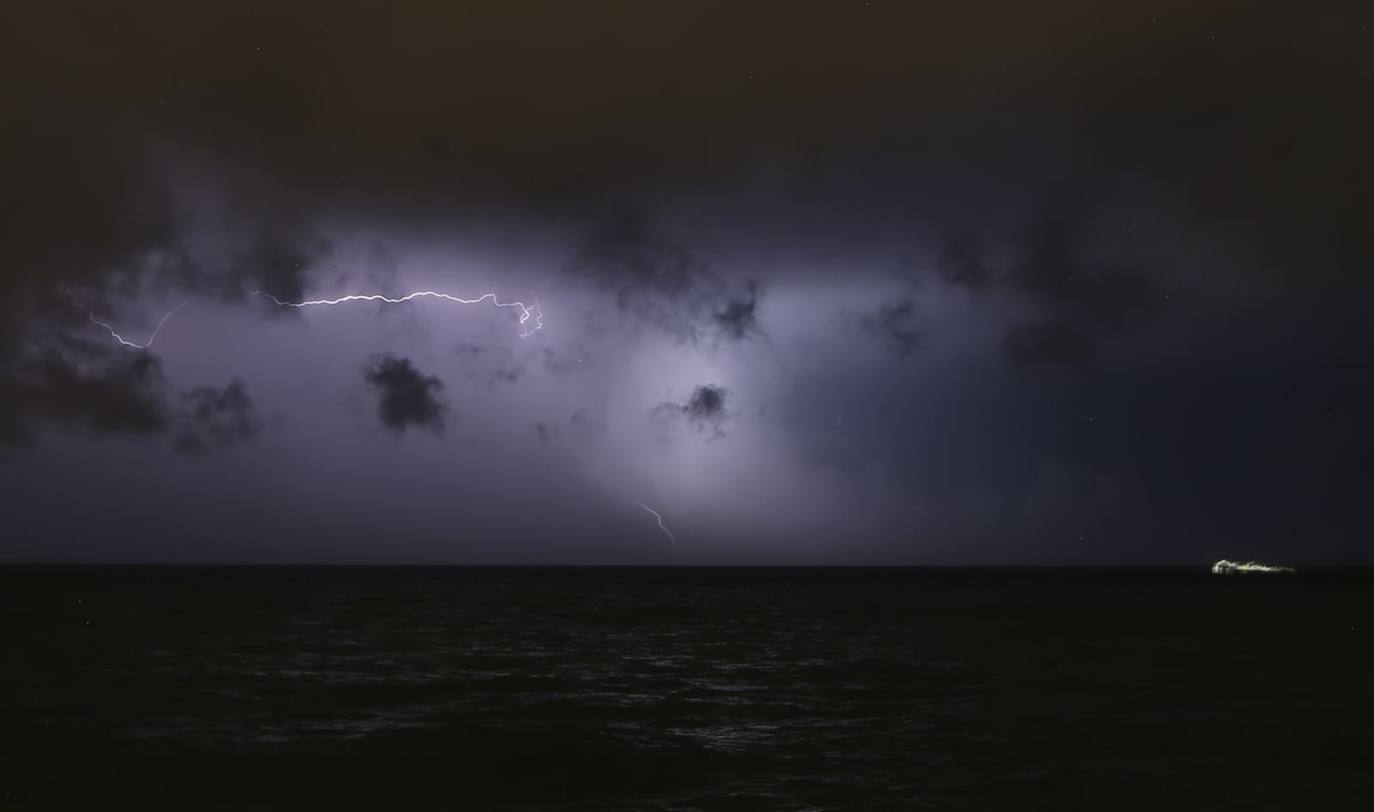 Imagen de la tormenta sobre Málaga, tomada desde Guadalmar