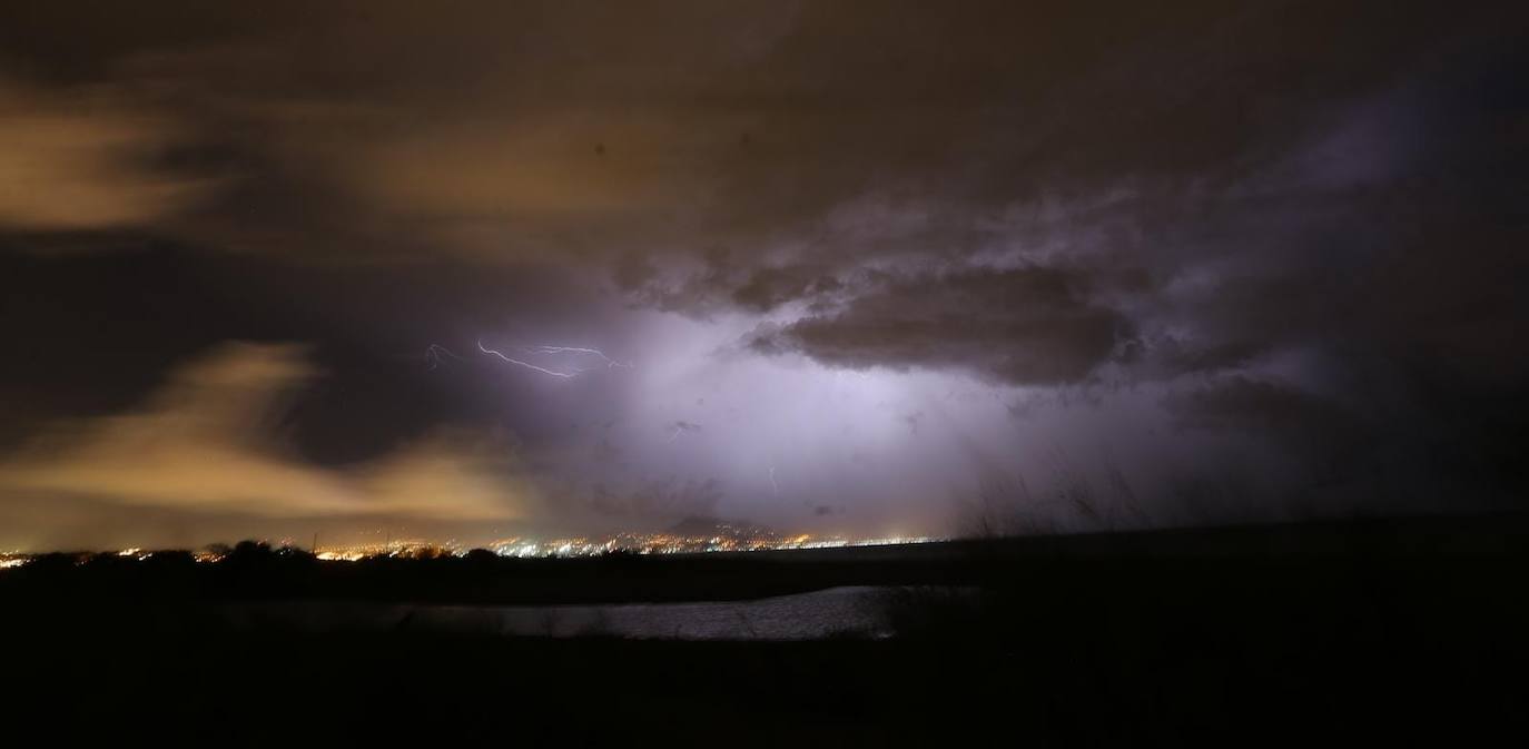 Imagen de la tormenta sobre Málaga, tomada desde Guadalmar