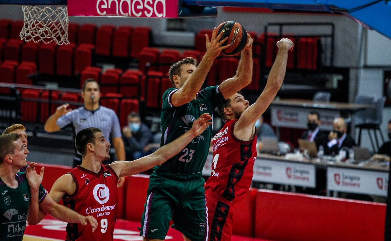 Abromaitis trata de hacerse con un rebote en el partido ante el Zaragoza. 