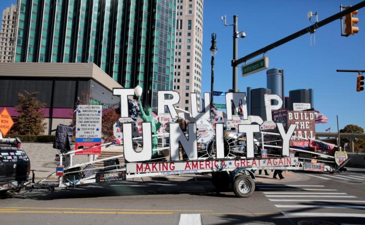 Un camión con un lema favorable a Trump circula por las calles de Detroit (MIchigan).