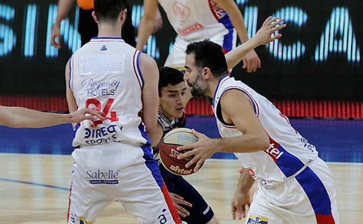 El malagueño Carlos Cabezas, durante el partido contra defensor jugado ayer. 