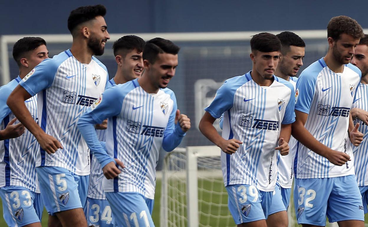 Los jóvenes del Málaga. De izquierda a derecha: Cristo, Juande, Julio, Joaquín, Larrubia, Ramón, Quintana e Ismael.