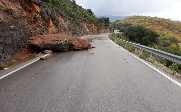 Imagen principal - Carretera de Igualeja a Pujerra y zona de Navares y Tejares en Ronda, este jueves. 