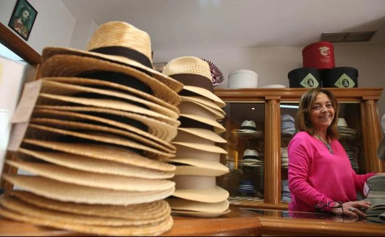 Pensar en el futuro Excéntrico soborno María Jesús Navas: «Muchos turistas compran sombreros como si fueran  souvenirs» | Diario Sur
