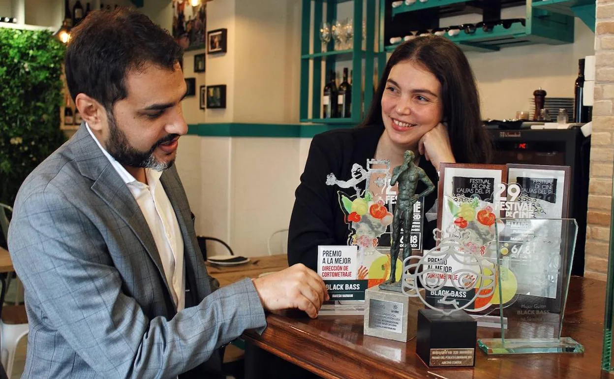 El director Rakesh Narwani y la productora Paula Villegas, en La Mesonera, con algunos de los premios al corto 'Black Bass'. 