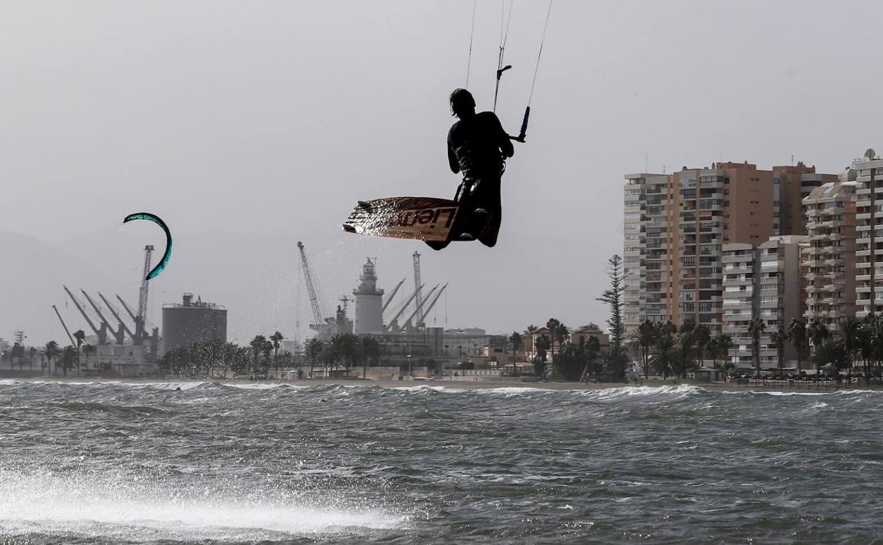 Kite surf en una playa de Málaga capital este viernes. 