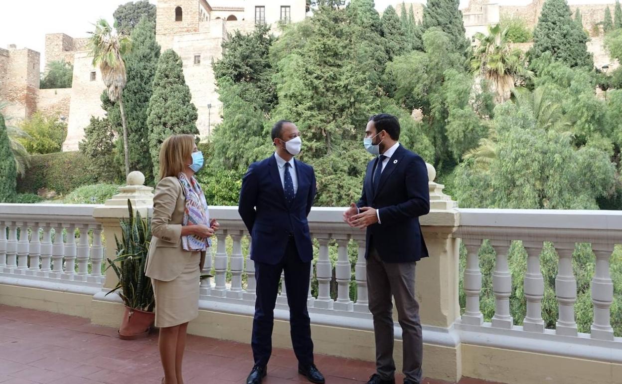 Alfonso R. Gómez de Celis, en el Ayuntamiento con Daniel Pérez y Begoña Medina tras la reunión de trabajo que han mantenido esta mañana