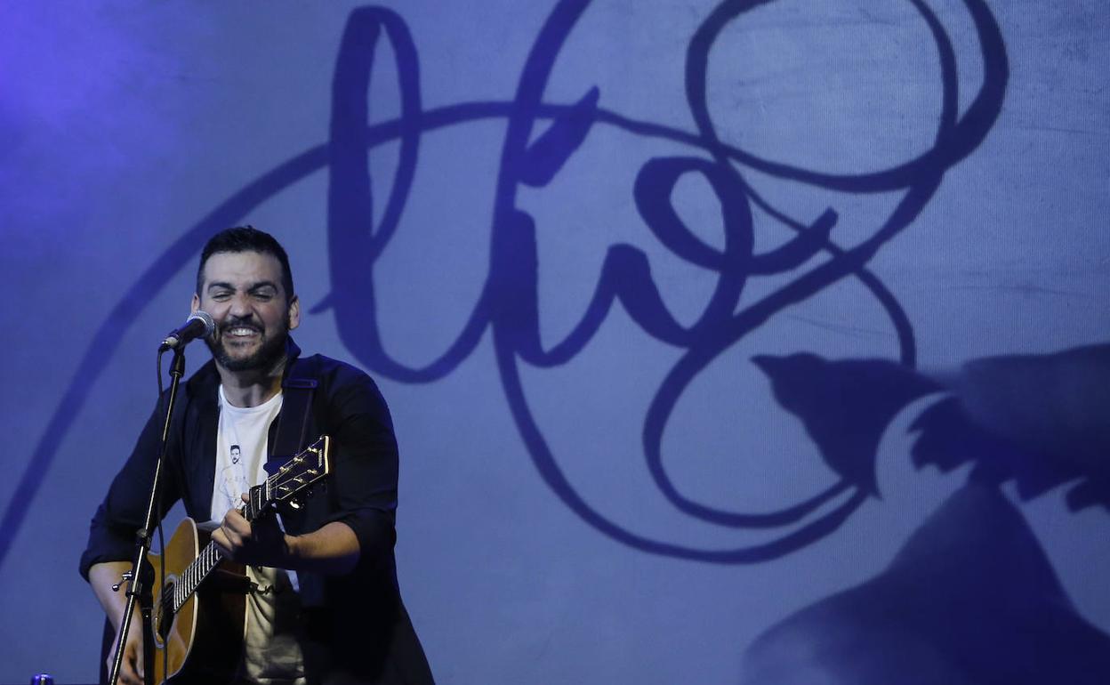 Fran Perea, anoche en La Cochera Cabaret con el arte visual de Marcus Carús de fondo. 