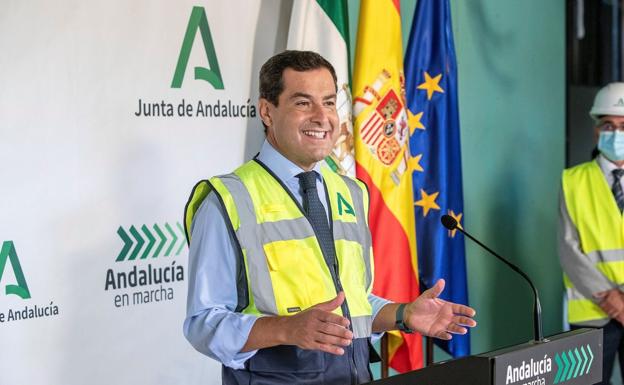 Juanma Moreno en su intervención tras visitar las obras en el Hospital Universitario de Puerto Real. 