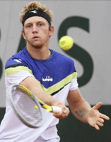 Imagen secundaria 2 - El malagueño, en el Masters 1.000 de Paris Bercy (arriba), en Melbourne (sobre estas líneas) y haciendo una dejada, su golpe más característico, en Roland Garros. 