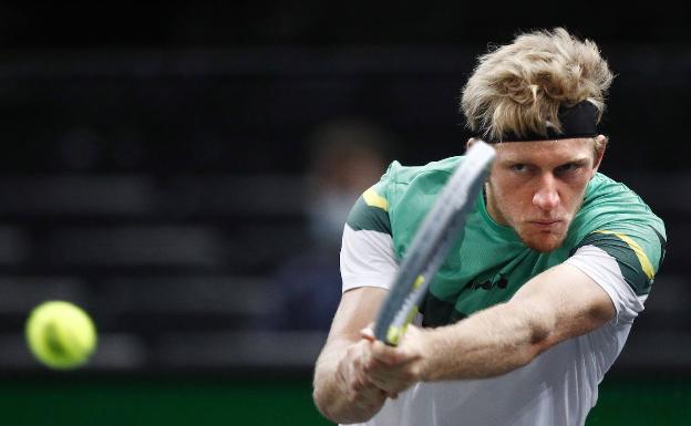 Imagen principal - El malagueño, en el Masters 1.000 de Paris Bercy (arriba), en Melbourne (sobre estas líneas) y haciendo una dejada, su golpe más característico, en Roland Garros. 