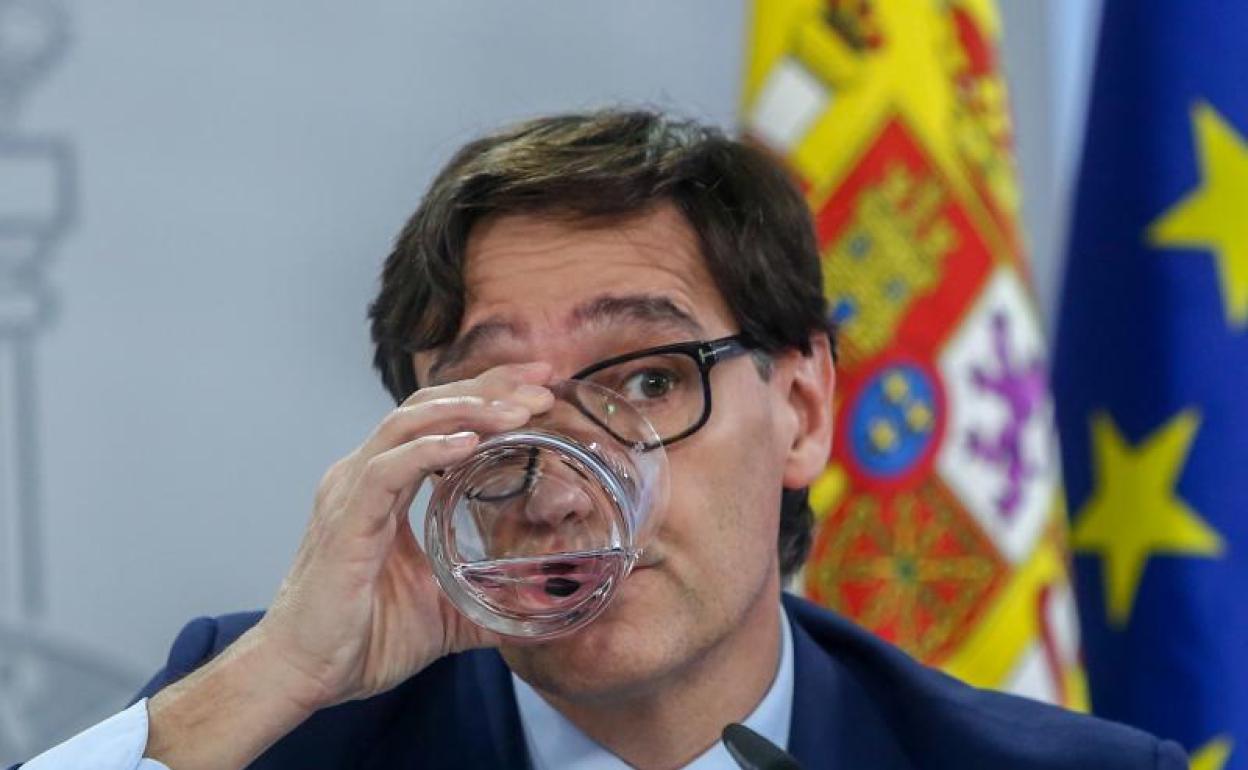 El ministro de Sanidad, Salvador Illa, bebe agua tras el último Consejo Interterritorial en Moncloa,