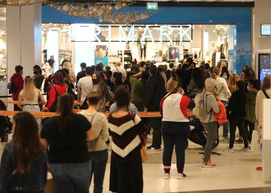 Imagen secundaria 1 - Arriba, algunos negocios ya no sirvieron ayer cenas. Abajo, ambiente en Larios Centro y El Corte Inglés. 