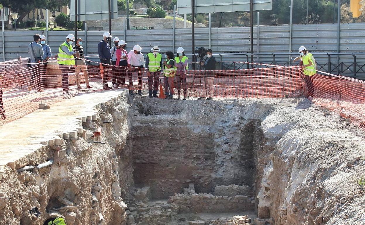 Visita de las autoridades a las excavaciones el mes pasado. 