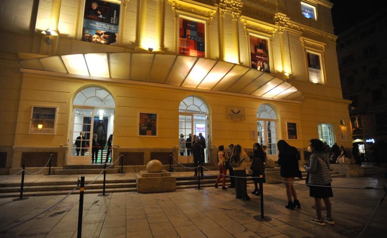 Público entrando ayer en el Teatro Cervantes, en el último concierto con horario de tarde-noche antes de las restricciones. 