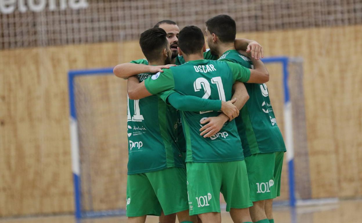 Los jugadores del BeSoccer UMA Antequera celebran uno de sus goles este martes. 