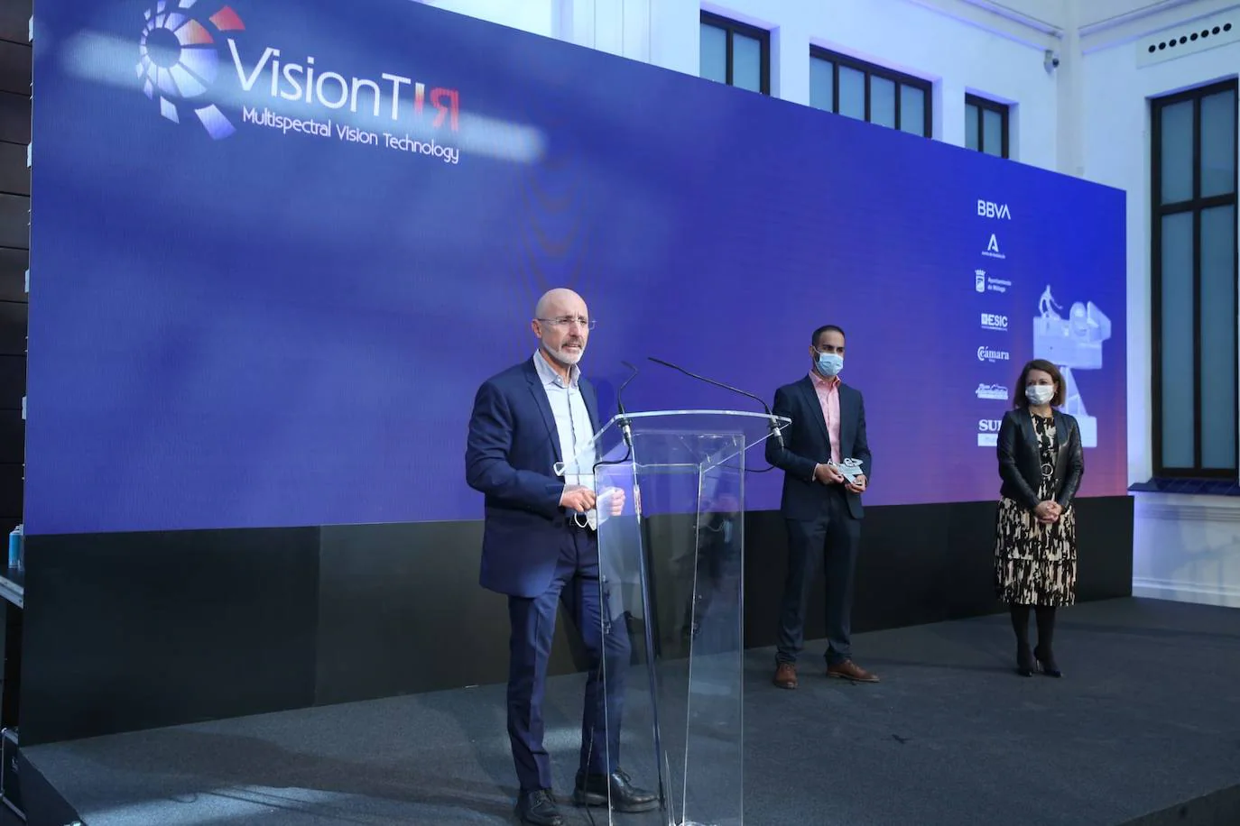 VisionTIR recibió su galardón de la mano de Patricia Navarro, delegada de la Junta de Andalucía en Málaga.