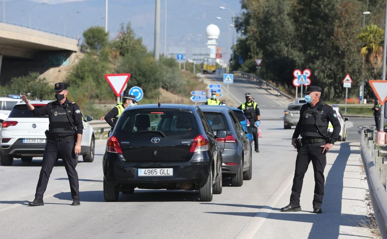 Control de la Policía Local de Málaga en la rotonda de Guadalmar. 