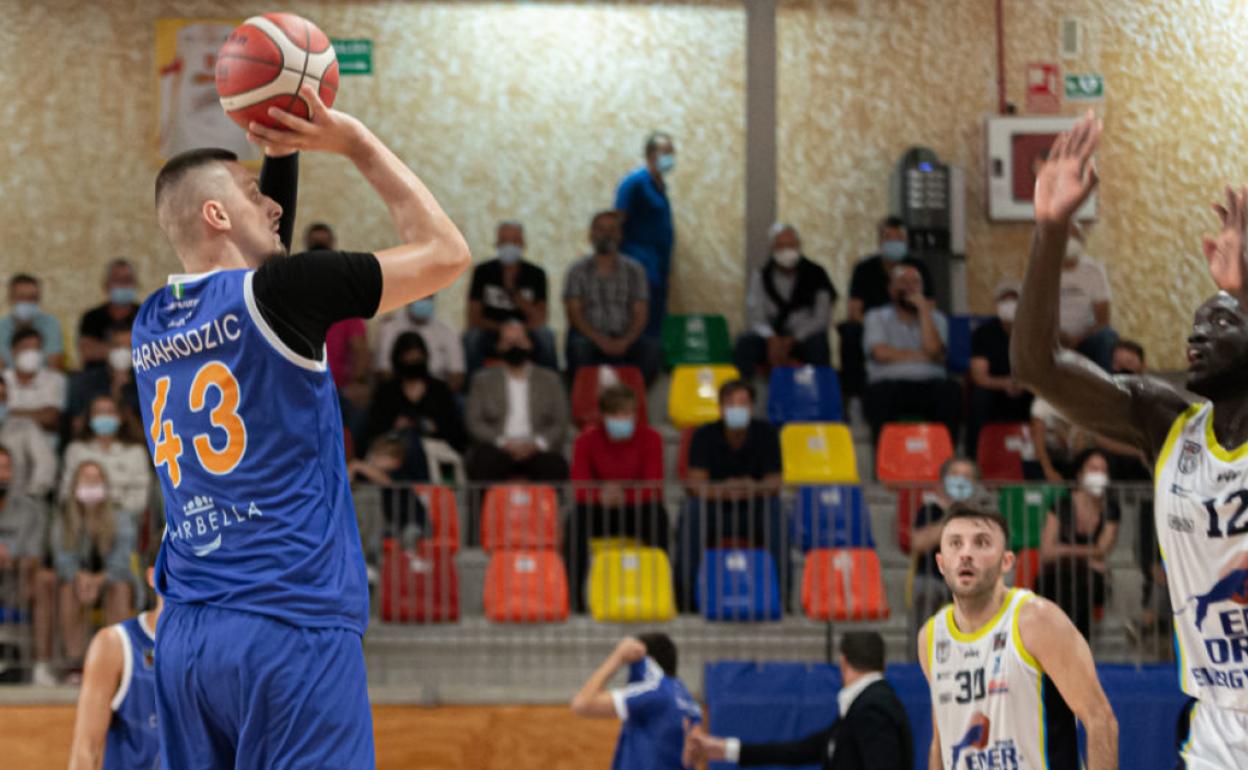 Karahodzic lanza a canasta en el encuentro ante el Algeciras que generó tantos contagios. 