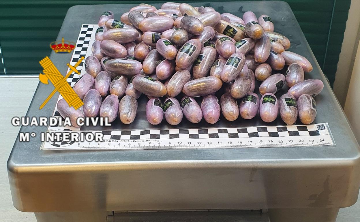 Imagen de la droga intervenida por la Guardia Civil. 
