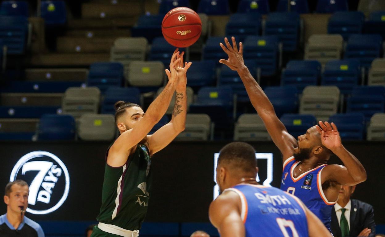 Francis Alonso anotó cuatro triples ante el Mornar Bar. 