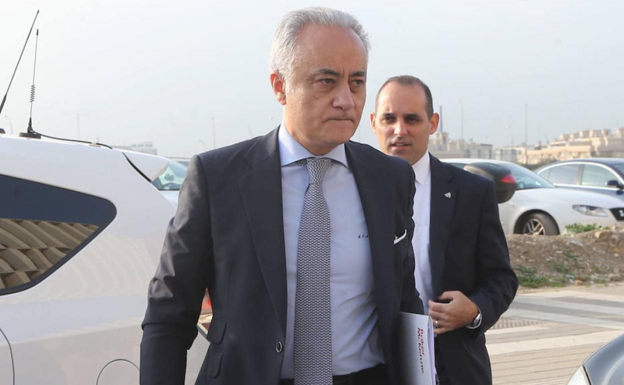 El abogado Jesús Santos, con Richard Shaheen detrás. 