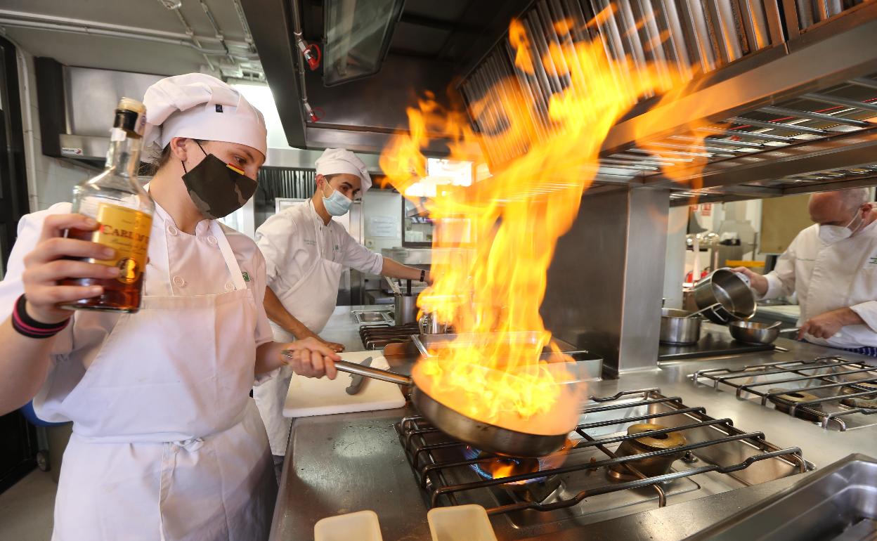 Alba en primer término y Jacobo, detrás, alumnos de segundo curso de cocina en La Cónsula. 