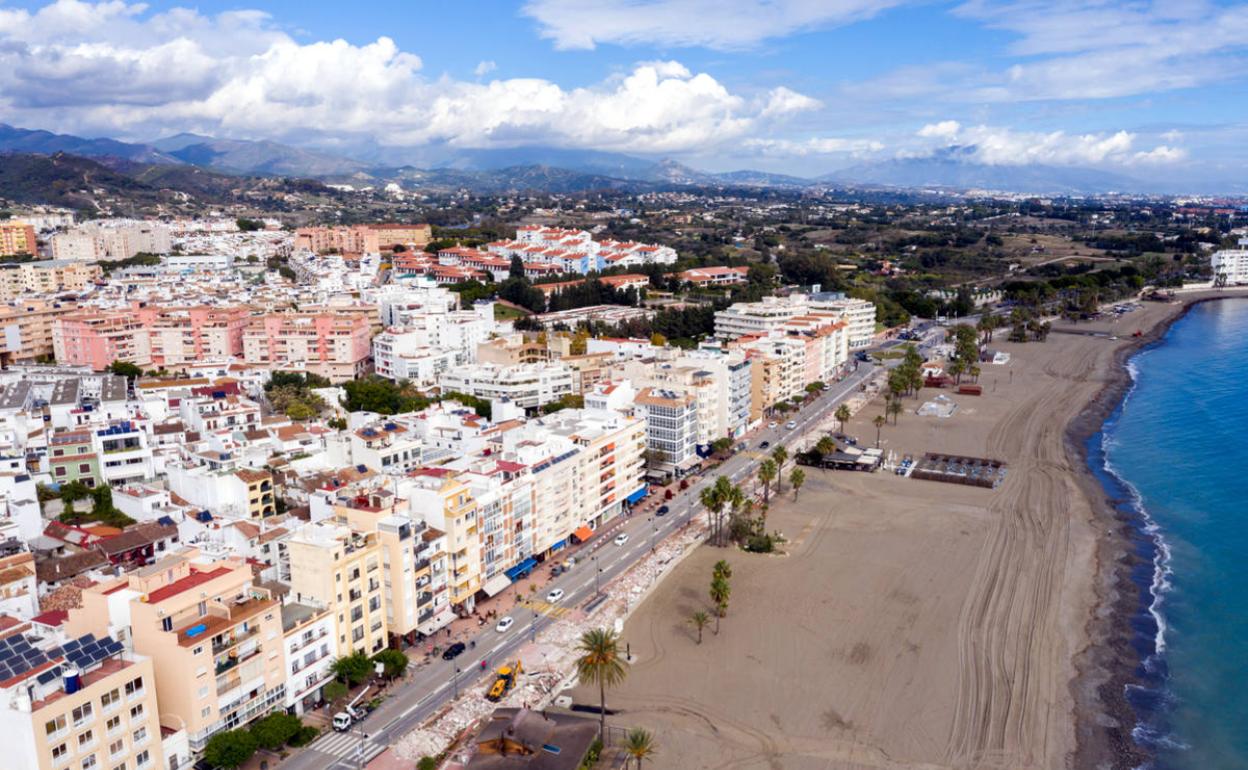 Imagen aérea de la obra de remodelación del paseo marítimo de Estepona.