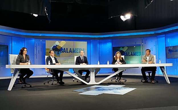 El director de Cáritas, Francisco José Sánchez, junto al director de SUR, Manuel Castillo, y a los periodistas Javier Recio, Ana Barreales y Ana Pérez-Bryan. 