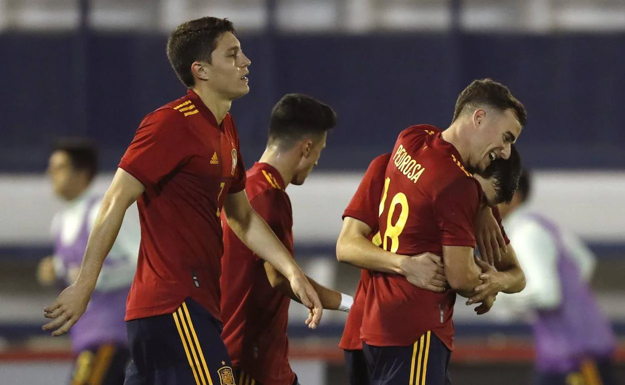 Pedrosa (derecha), felicitado después del primer gol de España. 