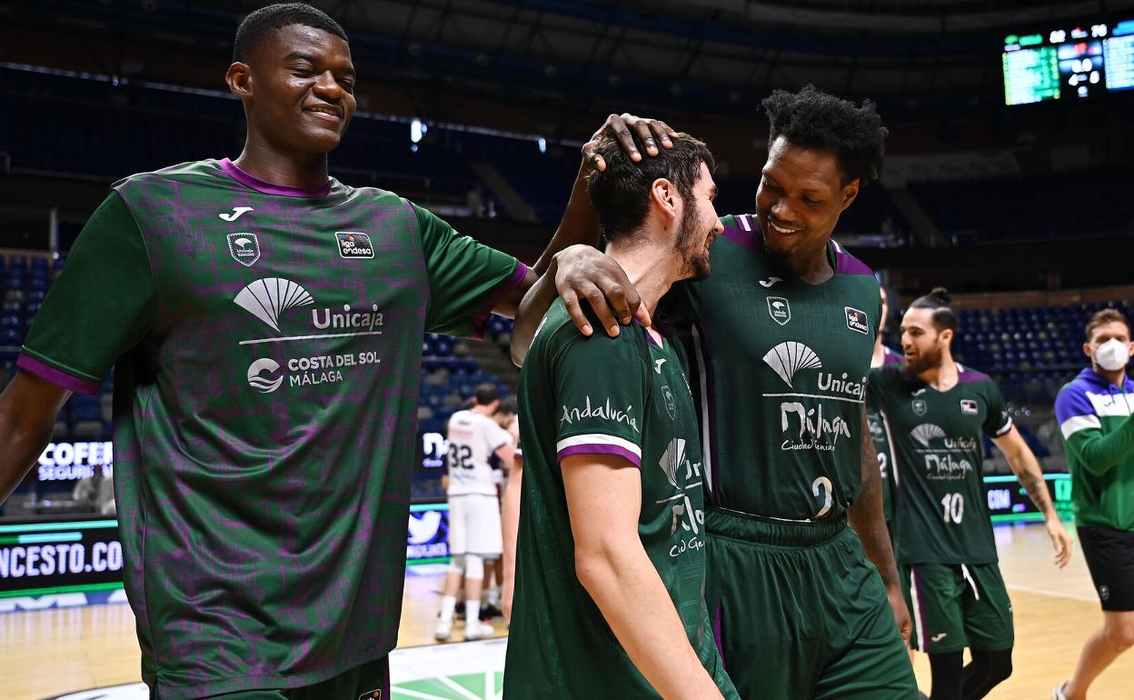 Nzosa, Brizuela y Deon Thompson al término de un partido.