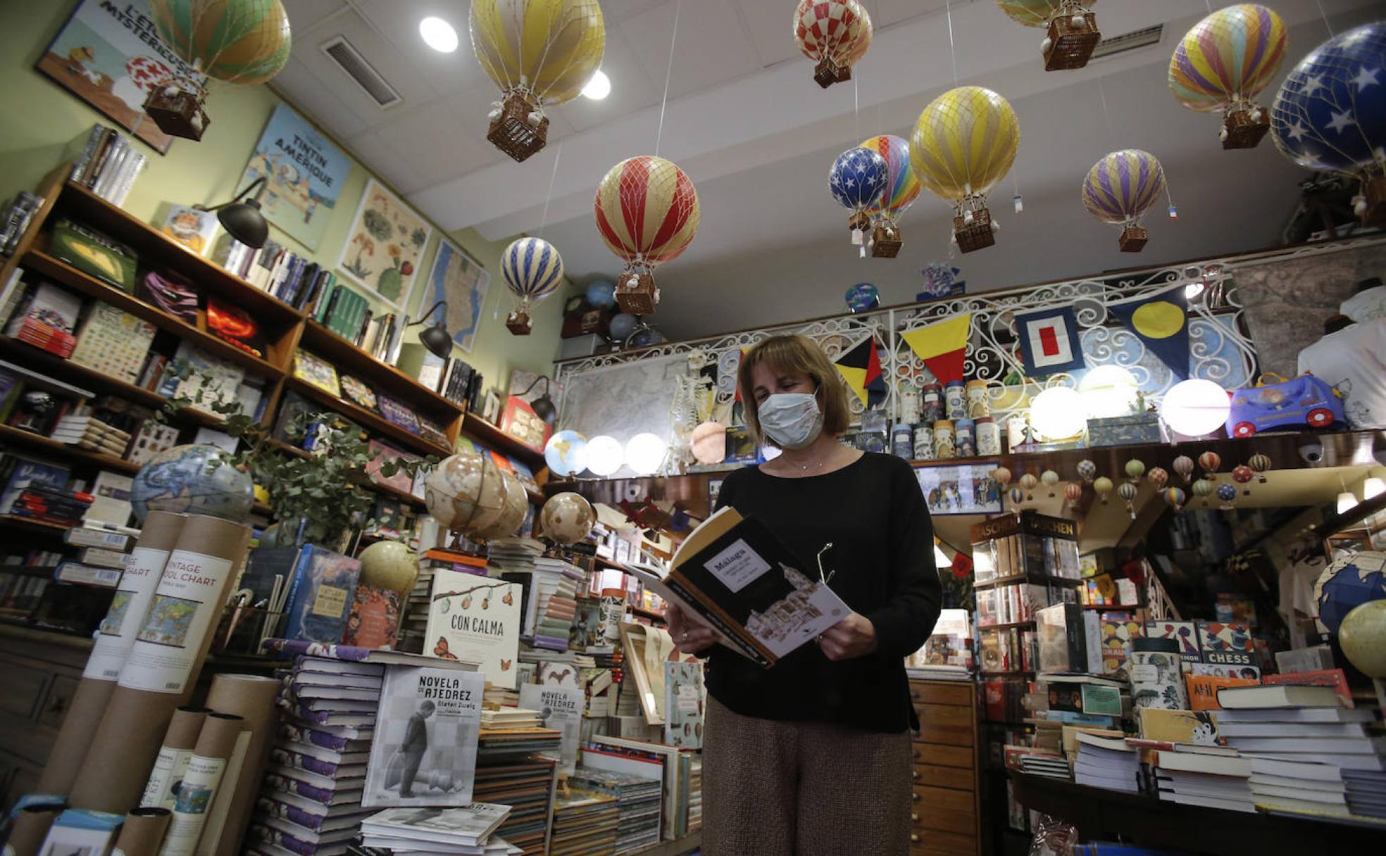 Cuqui Bravo, librera en Mapas y Compañía, origen del paseo que Guillermo Busutil ofrecerá este sábado por varias librerías de la ciudad. 