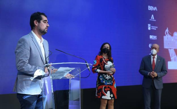 Carlos Martín, gerente de Sombra Doble, la empresa promotora de My Leaf, tras recoger su premio