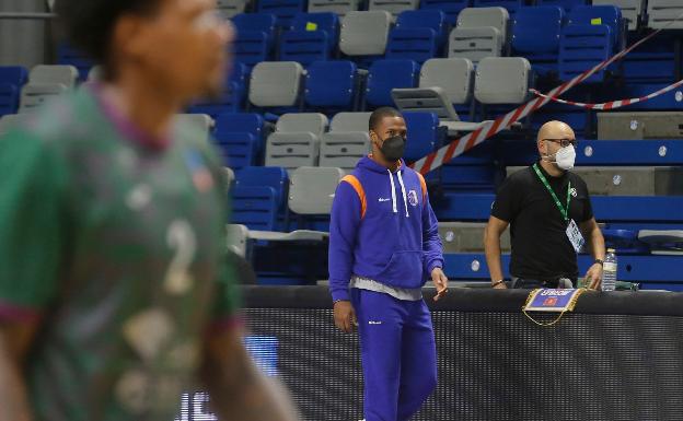 Needham, en la pista durante el calentamiento de los equipos. 