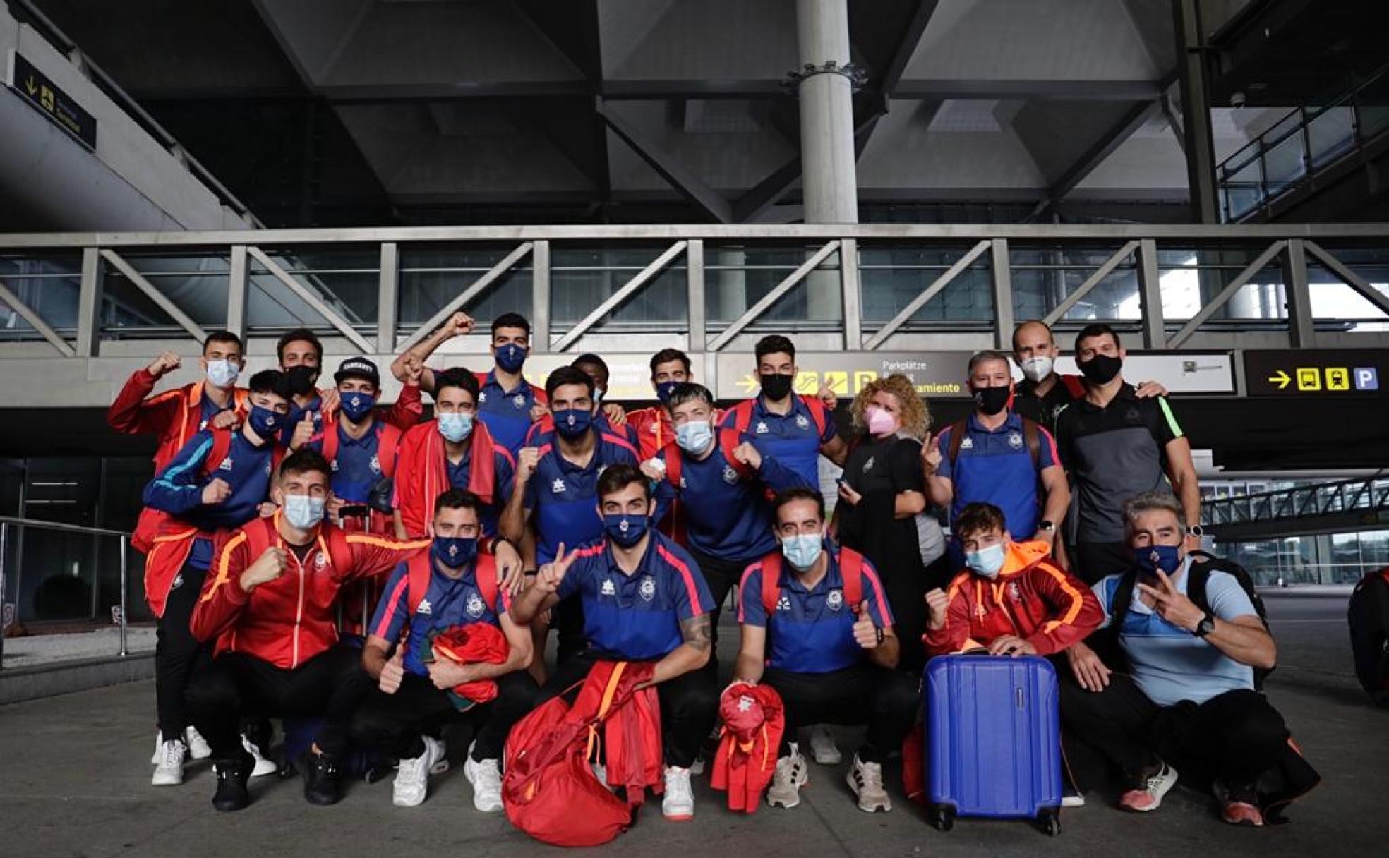 La plantilla del Rincón, a su llegada al aeropuerto de Málaga ayer. 