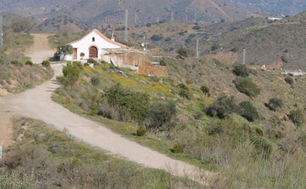 Al fondo la ermita de los Verdiales.