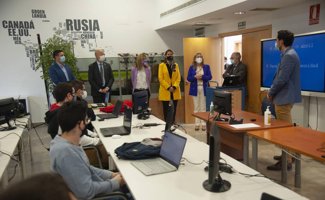 El consejero de Educación, Javier Imbroda, con los alumnos del curso de Ciberseguridad del IES Campanillas .