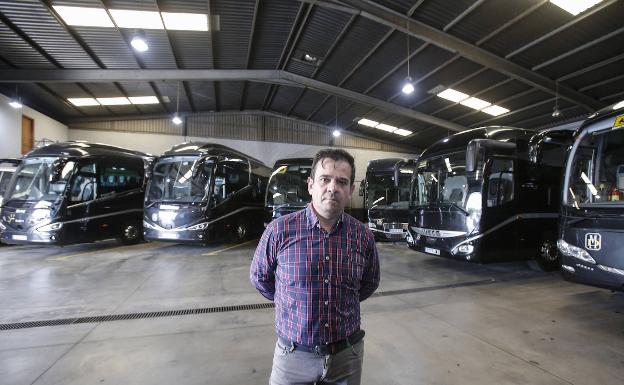 De los 14 vehículos de la empresa de Diego Moral, sólo trabajan los dos de transporte escolar. 