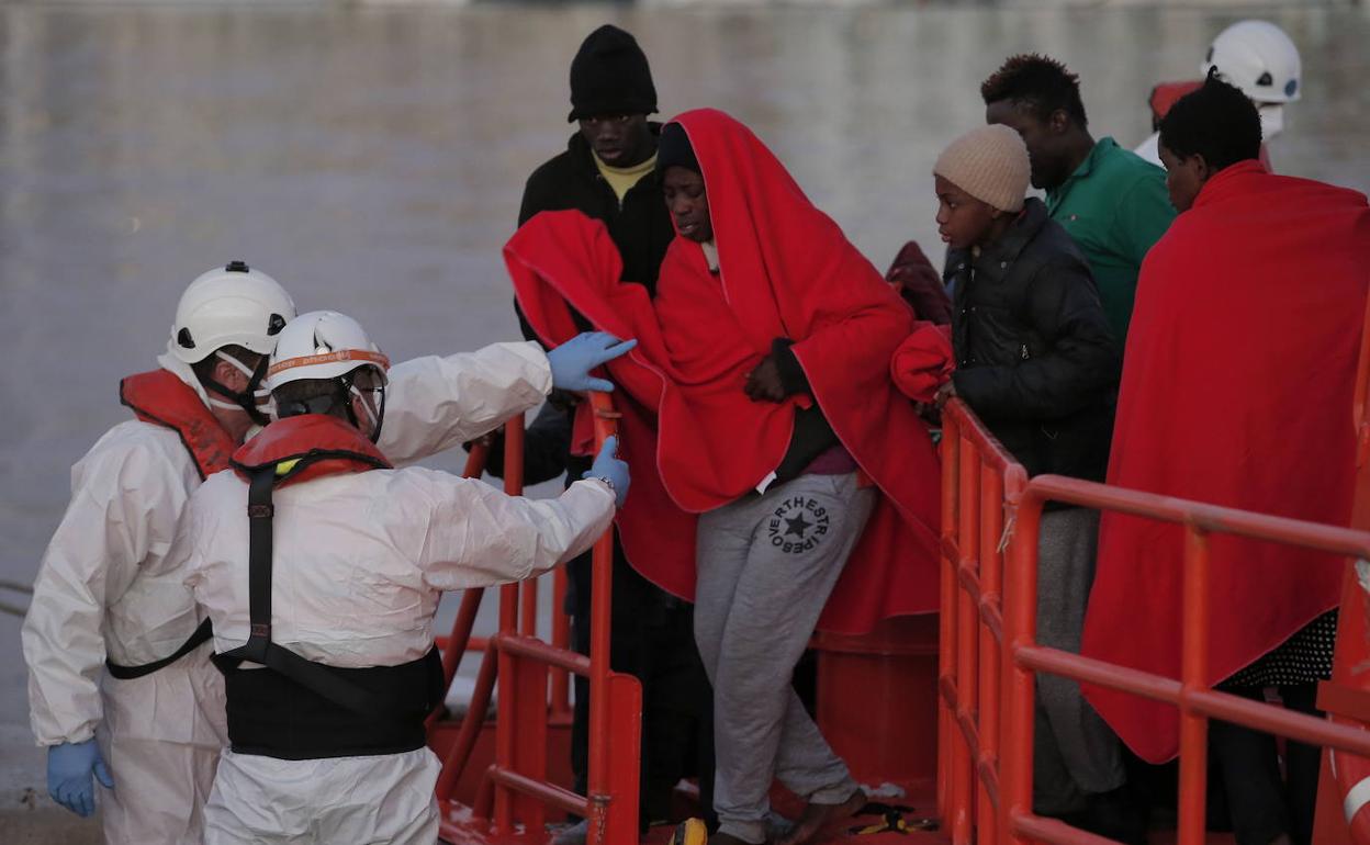 Imagen de archivo de una patera trasladada al puerto de Málaga. 