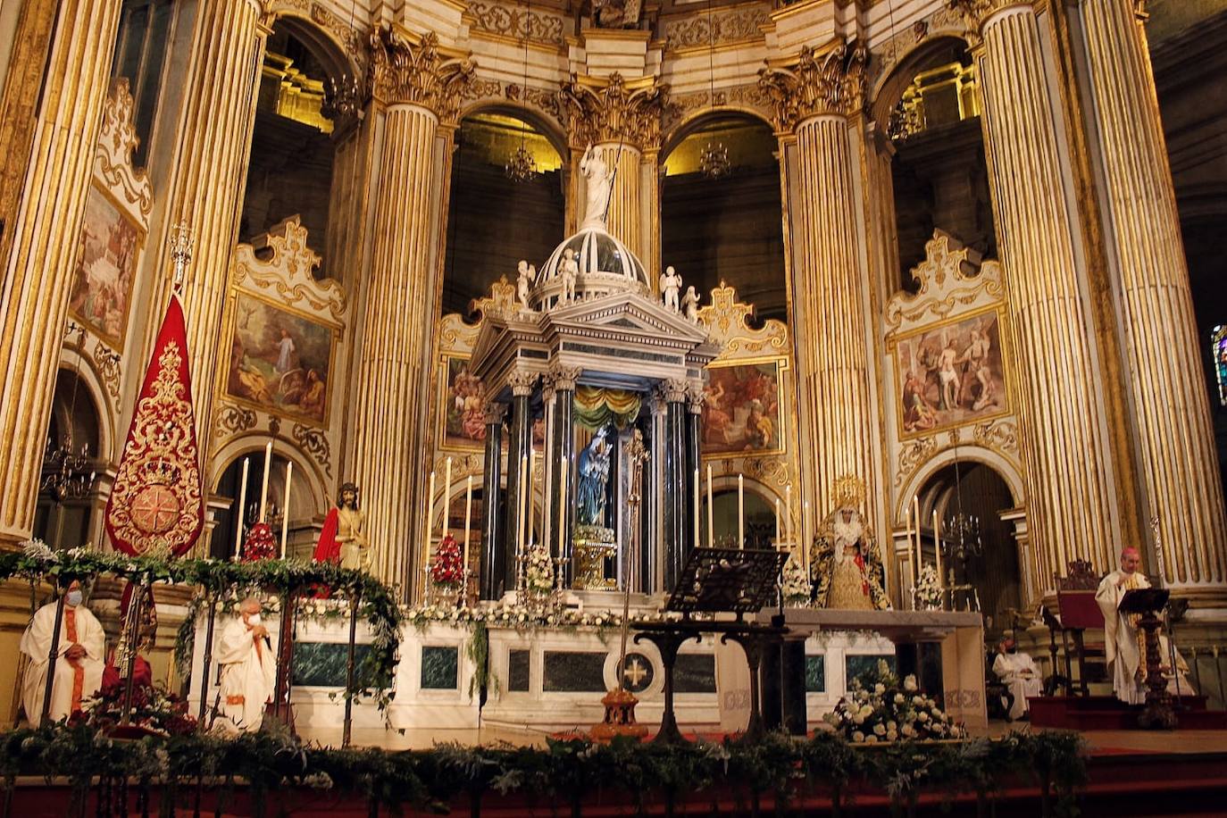 El obispo ha presidido una función solemne para la que han estado presentes en el altar mayor las imágenes del Cristo Coronado de Espinas y la Virgen de Gracia y Esperanza 