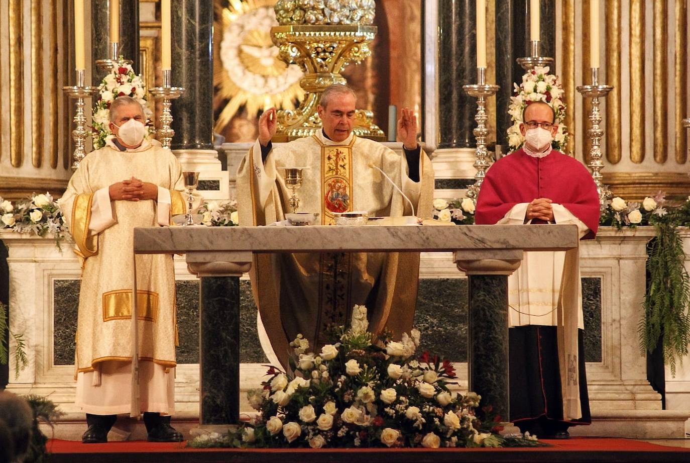 El obispo ha presidido una función solemne para la que han estado presentes en el altar mayor las imágenes del Cristo Coronado de Espinas y la Virgen de Gracia y Esperanza 