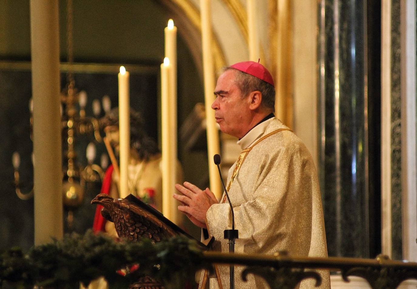 El obispo ha presidido una función solemne para la que han estado presentes en el altar mayor las imágenes del Cristo Coronado de Espinas y la Virgen de Gracia y Esperanza 