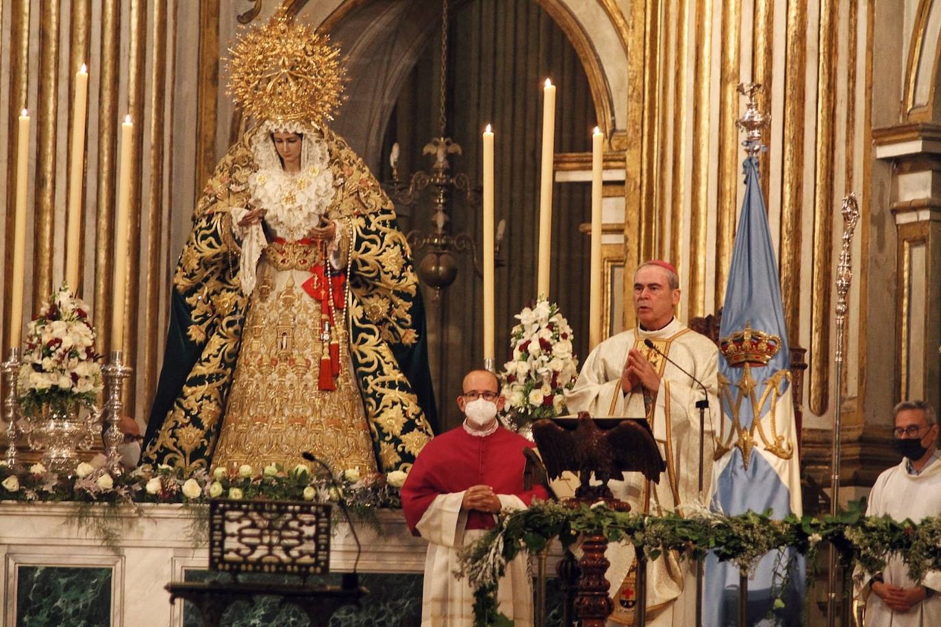 El obispo ha presidido una función solemne para la que han estado presentes en el altar mayor las imágenes del Cristo Coronado de Espinas y la Virgen de Gracia y Esperanza 