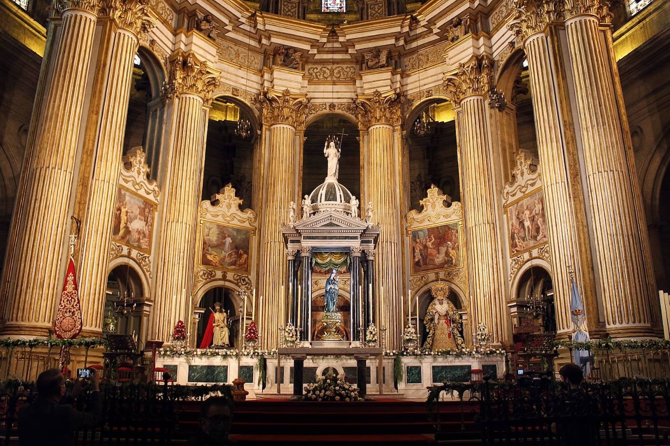 El obispo ha presidido una función solemne para la que han estado presentes en el altar mayor las imágenes del Cristo Coronado de Espinas y la Virgen de Gracia y Esperanza 