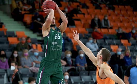 Bouteille lanza a canasta en el encuentro ante el Ulm. 