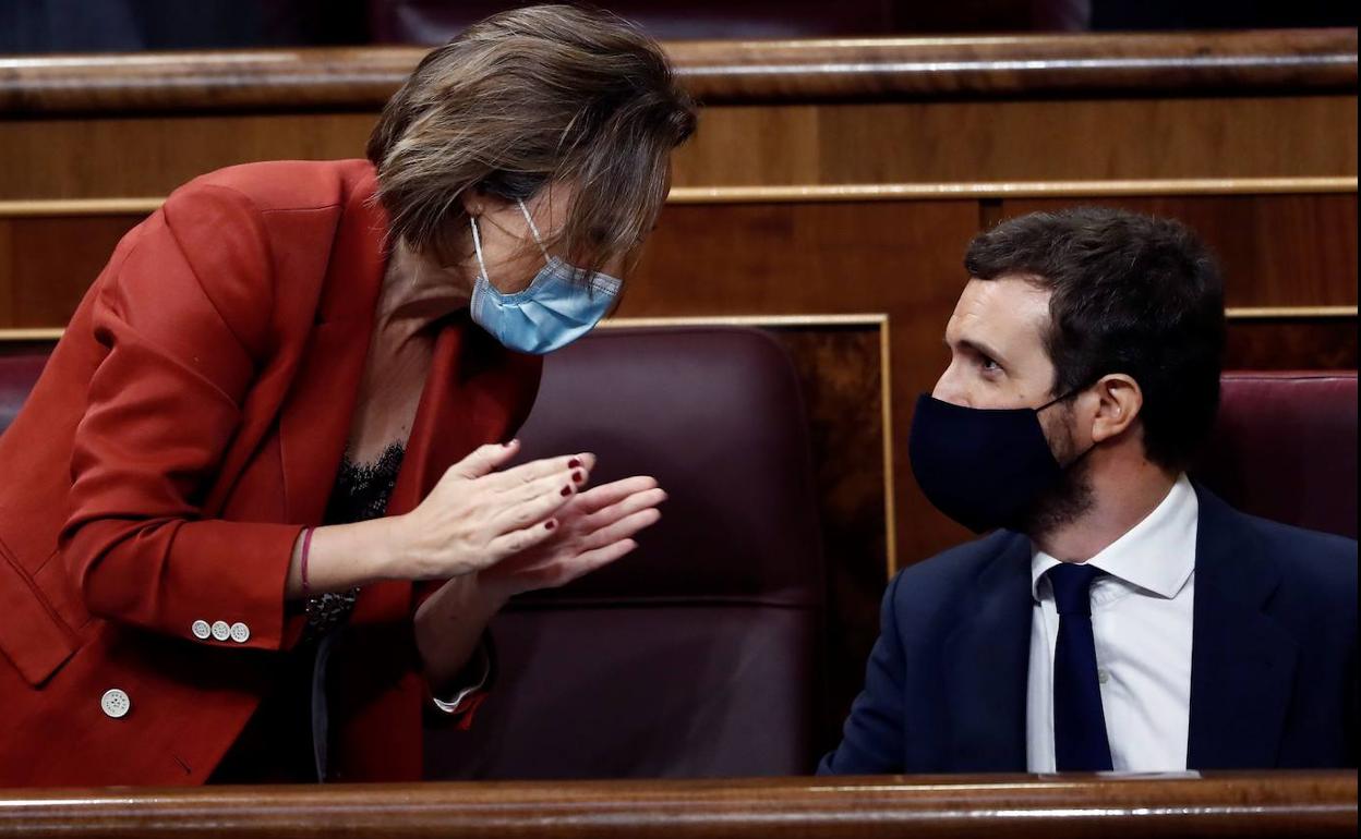 Pablo Casado conversa con la portavoz parlamentaria del PP, Cuca Gamarra, durante el debate el pasado octubre de la moción de censura de Vox.