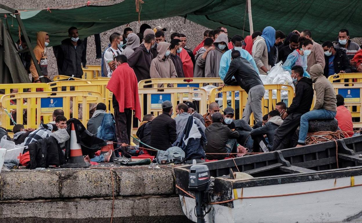 Inmigrantes se agolpan este sábado en el puerto de Arguineguín. 