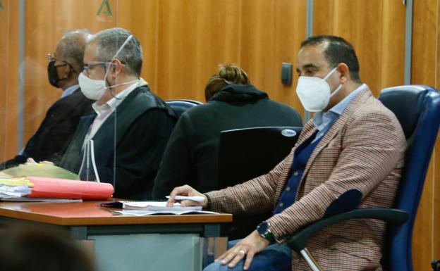 La madre, de espaldas hoy durante el juicio.